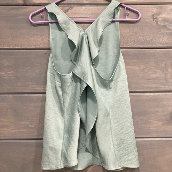 Women’s Express V-Neck Sleeveless Top - Picture 6 of 6